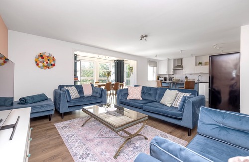 Slateford Apartment | JOIVY Stunning 2-Bed Flat W/Free Parking