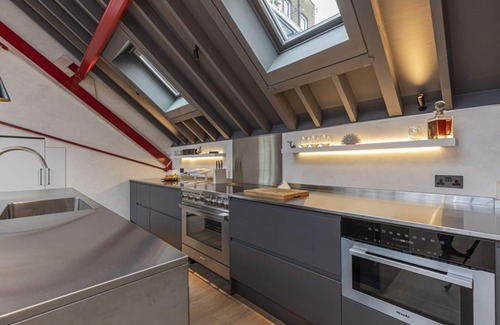 St. Mary's Park Apartment | JOIVY Stylish 1-bed loft apartment near Battersea Park, South London