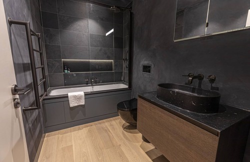St. Mary's Park Apartment | JOIVY Stylish 1-bed loft apartment near Battersea Park, South London
