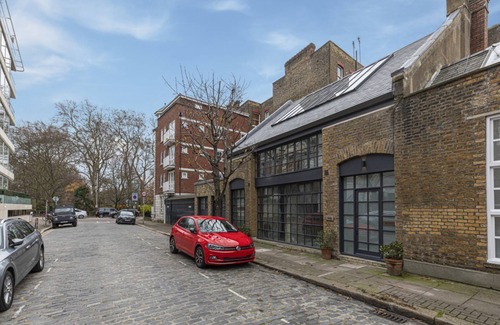 St. Mary's Park Apartment | JOIVY Stylish 1-bed loft apartment near Battersea Park, South London
