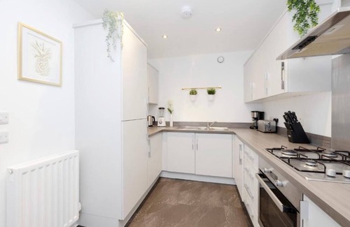 Glasgow House | JOIVY Stylish House with Garden