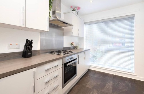 Glasgow House | JOIVY Stylish House with Garden