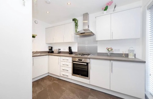 Glasgow House | JOIVY Stylish House with Garden