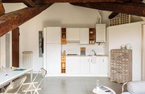 Porta Vittoria Apartment | JOIVY Top-floor studio by Vittorio Formentano Park