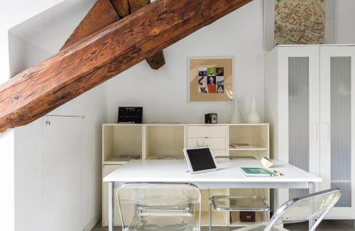 Porta Vittoria Apartment | JOIVY Top-floor studio by Vittorio Formentano Park