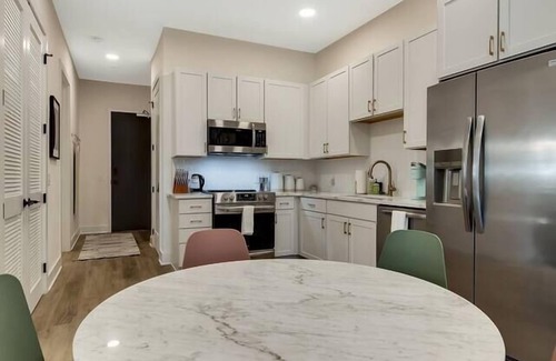 East Nashville Apartment | Jolene on Main | East Nash | 1 Mile to DTNash | A+, Jolene on Main | East Nash | 1 Mile to DTNash |
