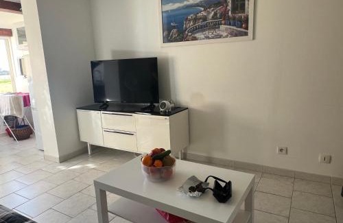 Les Bormettes Apartment | Joli studio très clair à proximité mer pour 3 personnes