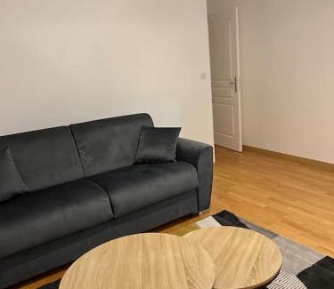 Villeurbanne Apartment | Joli T2 avec garage gratuit et balcon