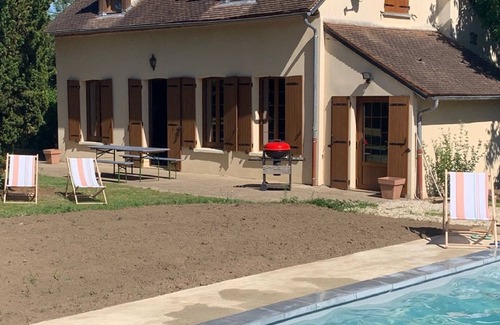Saint-Sauveur-en-Puisaye House | Jolie Maison de 8 Personnes Piscine Privée Chauffée Calme