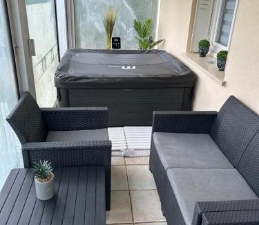 Bretenoux Villa | Jolie Villa indépendante climatisée 3 chambres tout confort 6 couchages, piscine chauffée 4 X 8 disponible selon météo de Mai à fin Septembre, Jacuzzi 4 places, boulodrome éclairé, ping-pong, wifi, proche commerces Animaux domestiques sur demande
