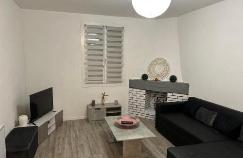 Bretenoux Villa | Jolie Villa indépendante climatisée 3 chambres tout confort 6 couchages, piscine chauffée 4 X 8 disponible selon météo de Mai à fin Septembre, Jacuzzi 4 places, boulodrome éclairé, ping-pong, wifi, proche commerces Animaux domestiques sur demande