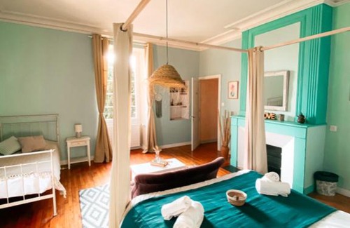 Le Bernard Bed & Breakfast | Jolly Château - private room "Damien"