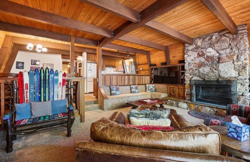 Lake Forest House | Jollymour's Homey Dollar Point Cabin