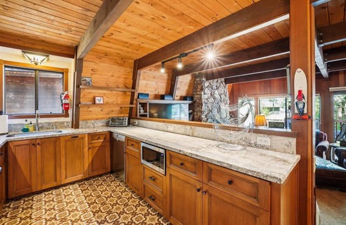 Lake Forest House | Jollymour's Homey Dollar Point Cabin