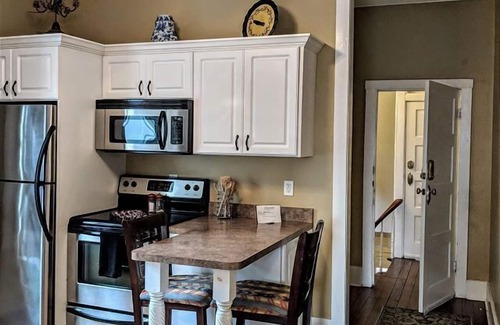 Historic Downtown Savannah Condo | Jones St Apartment with Old Savannah Charm