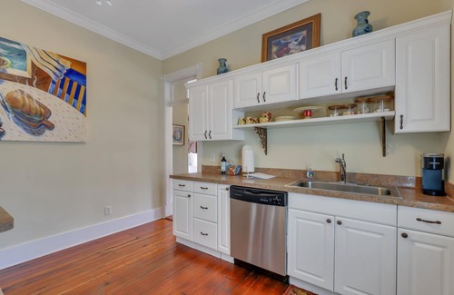Historic Downtown Savannah Condo | Jones St Apartment with Old Savannah Charm