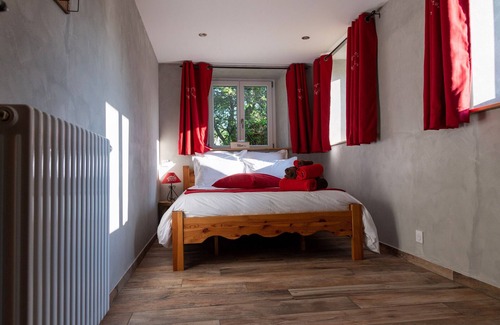 Sapois Bed & Breakfast | Jonquille Room with private entrance and pets allowed