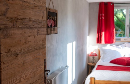 Sapois Bed & Breakfast | Jonquille Room with private entrance and pets allowed
