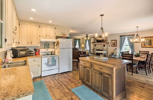 Franklin House | 'Joshua’s Lodge' w/Hot Tub + Mountain Views!