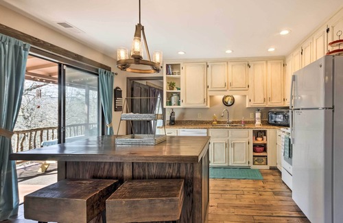 Franklin House | 'Joshua’s Lodge' w/Hot Tub + Mountain Views!