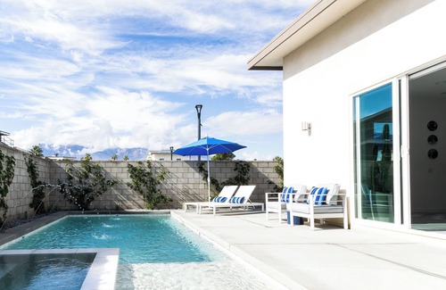 Palm Springs House | Joules @ The Lumen - Saltwater Pool, Spa, Fire Pit, BBQ, Tesla Charger