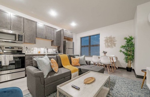 Westown Apartment | Journal Commons 312 · Elegant 1BR Apt | Fast WI-FI | Near Lake Michigan