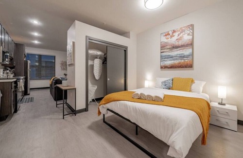 Westown Apartment | Journal Commons 312 · Elegant 1BR Apt | Fast WI-FI | Near Lake Michigan
