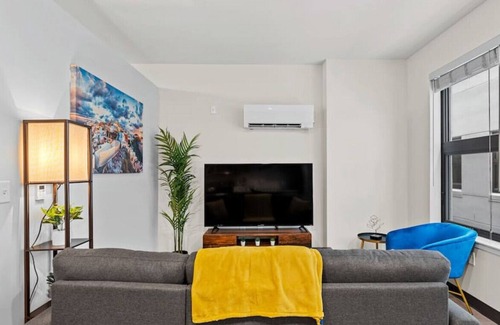 Westown Apartment | Journal Commons 331 · Designer Luxe 1BR in Historic West Town/Fast WI-FI