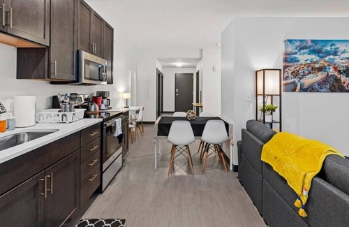 Westown Apartment | Journal Commons 331 · Designer Luxe 1BR in Historic West Town/Fast WI-FI