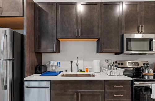 Westown Apartment | Journal Commons 331 · Designer Luxe 1BR in Historic West Town/Fast WI-FI