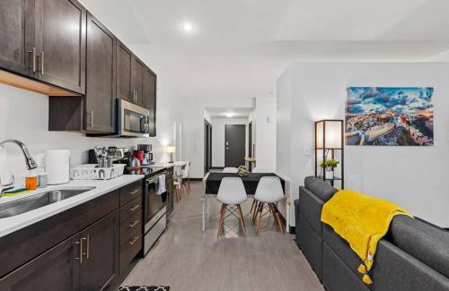 Westown Apartment | Journal Commons 331 Designer Luxe 1BR in Historic West Town Fast WI-FI