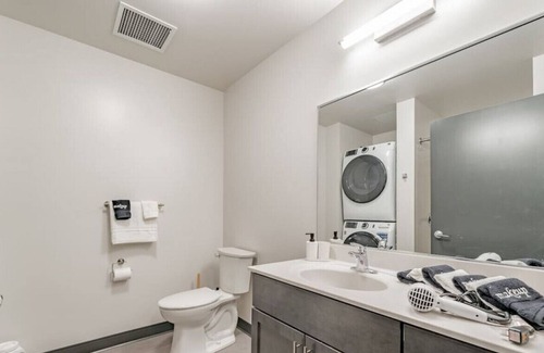 Westown Apartment | Journal Commons 425 · Glamorous 1BR Suite | Fast WI-FI | Fiser Forum