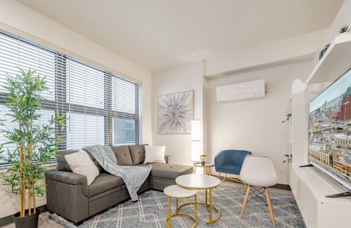 Westown Apartment | Journal Commons 425 · Glamorous 1BR Suite | Fast WI-FI | Fiser Forum