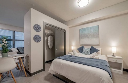Westown Apartment | Journal Commons 425 · Glamorous 1BR Suite | Fast WI-FI | Fiser Forum