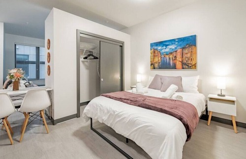 Westown Apartment | Journal Commons 427 · MKE's Upperclass | Panther Stad | Fast WI-FI & Gym