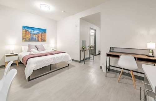 Westown Apartment | Journal Commons 427 · MKE's Upperclass | Panther Stad | Fast WI-FI & Gym