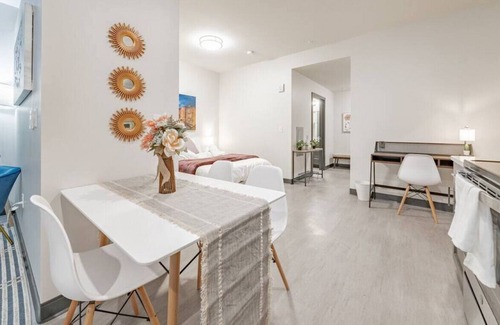 Westown Apartment | Journal Commons 427 · MKE's Upperclass | Panther Stad | Fast WI-FI & Gym