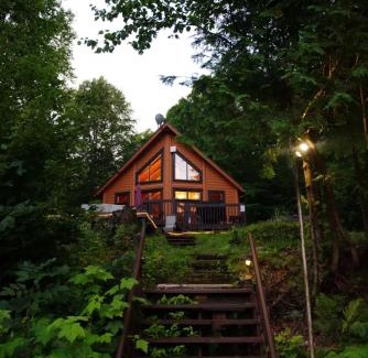 Bowman Ski Chalet | Joy's Chalet - Hottub, Lake, & Cottage
