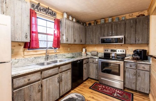 Sevierville House | Joye's Barnhouse Retreat-Close to Pigeon Forge Attractions, Parkway, and Outlets