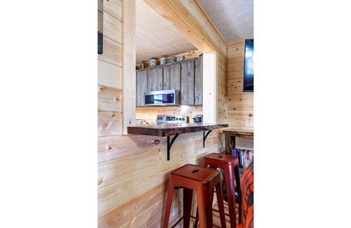 Sevierville House | Joye's Barnhouse Retreat-Close to Pigeon Forge Attractions, Parkway, and Outlets