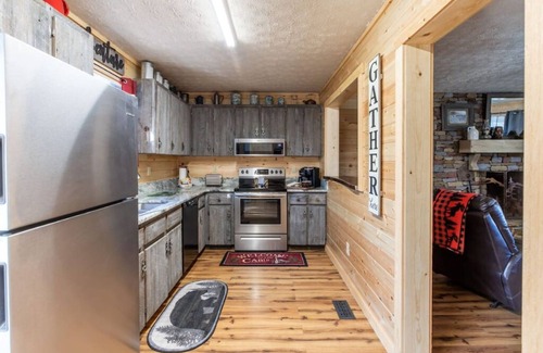 Sevierville House | Joye's Barnhouse Retreat-Close to Pigeon Forge Attractions, Parkway, and Outlets