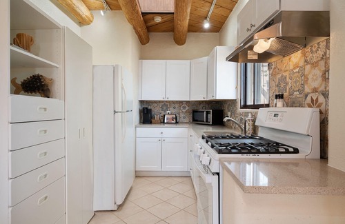 Downtown Santa Fe Apartment | Joyful and Bright 2B in Heart of Railyard District