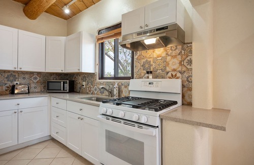 Downtown Santa Fe Apartment | Joyful and Bright 2B in Heart of Railyard District