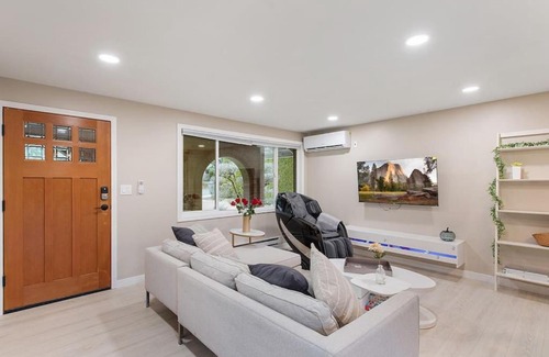 North Juanita House | Joyful Kirkland Home, Near Beach, Hot Tub & AC