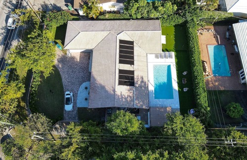 North Miami Beach House | Joyfull Villa Crazy Bkyd w Pool Arg Grill Mini Golf