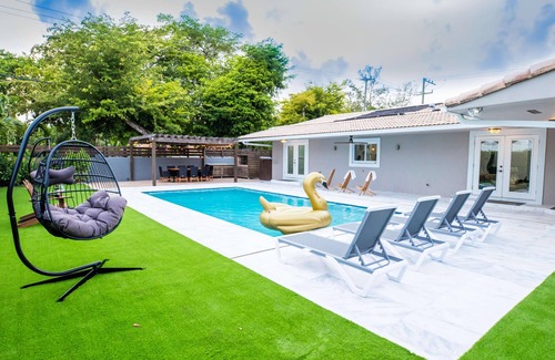 North Miami Beach House | Joyfull Villa Crazy Bkyd w Pool Arg Grill Mini Golf