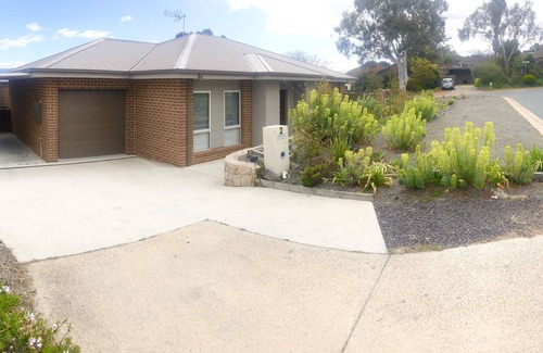 Kambah House | JoyWaves New 4Bedroom retreat - ultimate getawayn