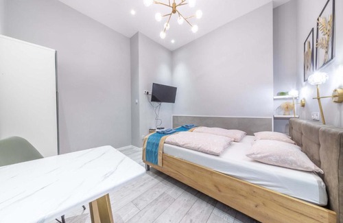 Inner City Budapest Apartment | JS Modern Downtown Studios-Self Check-in