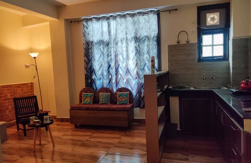 Shoghi Apartment | Jujurana - Valley View 1BHK Apartment | Wifi, Parking, Balcony | Near Shimla!