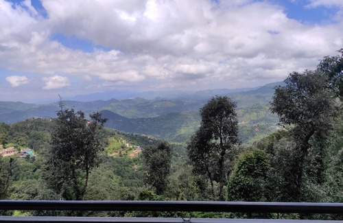 Shoghi Apartment | Jujurana - Valley View 1BHK Apartment | Wifi, Parking, Balcony | Near Shimla!